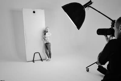 Czym różni się profesjonalne studio fotograficzne od amatorskich sal? Standardy decydujące o jakości zdjęć