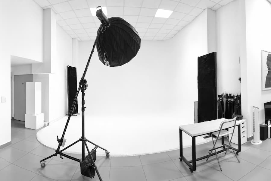 Studio Stawki - Narożna cyklorama bez tajemnic. Jak uniknąć załamań światła i uzyskać idealną głębię w kadrze Studio Stawki - Narożna cyklorama bez tajemnic. Jak uniknąć załamań światła i uzyskać idealną głębię w kadrze