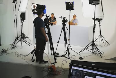 Jakie korzyści niesie ze sobą filmowanie w studio