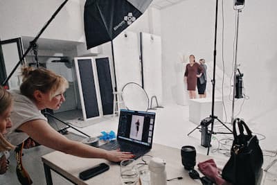 Tanie wnętrza i sale fotograficzne a profesjonalna produkcja. Ukryte koszty oświetlenia i postprodukcji