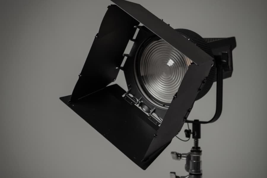 Studio Stawki - Światło ciągłe LED vs Błysk w nowoczesnym studio. Kiedy technologia i Color Rendering Index (CRI) decydują o sukcesie sesji?