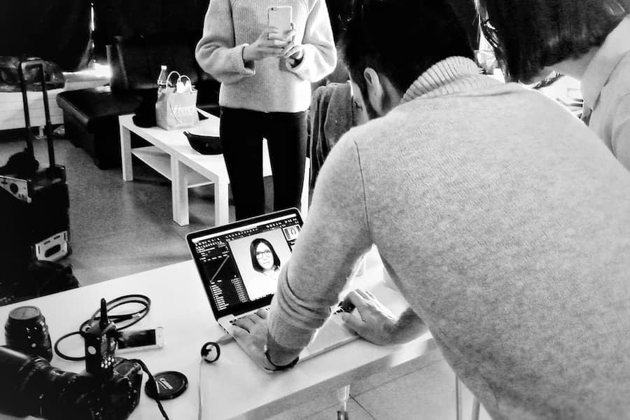 Manipulowanie Światłem Błyskowym w Studio z Cykloramą Manipulowanie Światłem Błyskowym w Studio z Cykloramą